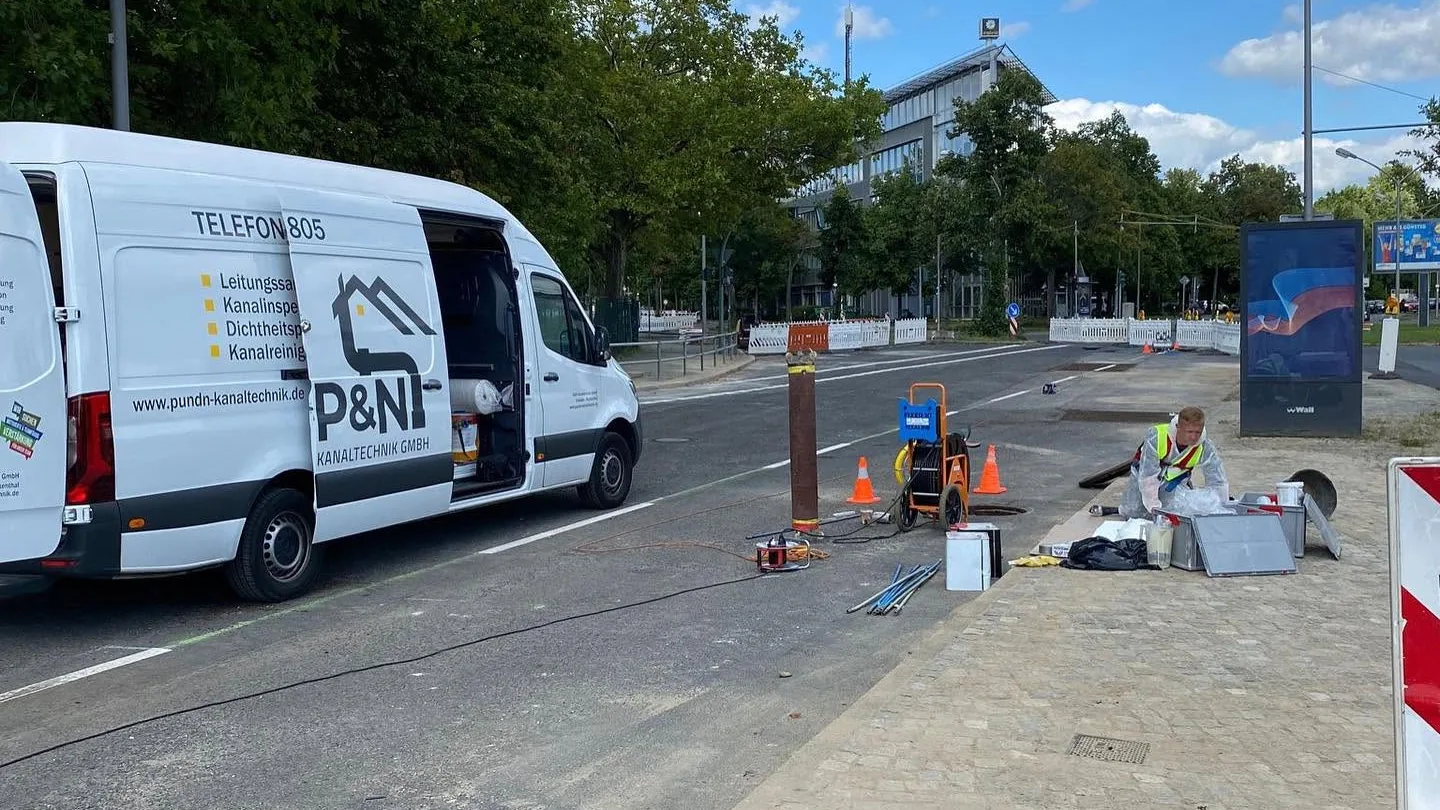Liner-Zuschnitt neben einem Transporter von P&N an einem geöffneten Straßenschacht