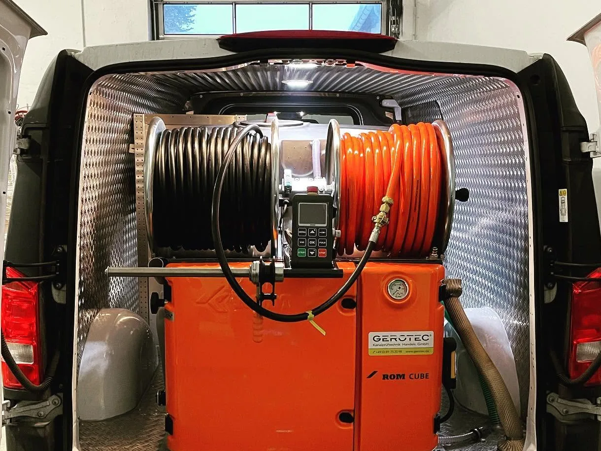 Hochdruck-Reinigungstechnik mit aufgerollten Schläuchen im Fahrzeug von P&N